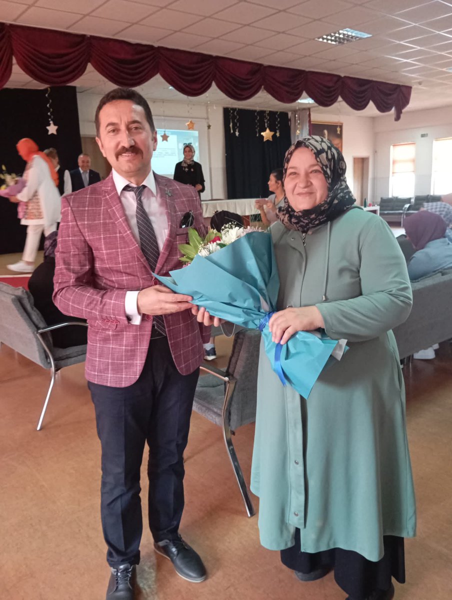 Şube Müdürümüz Sayın Erkan Tuzsuz, Zehra Önder İlkokulunu ziyaret ederek yürütülmekte olan Aile Okulu Kursuna katılan velilerimizle bir araya geldi, kendileriyle sohbet etti.
Kursa katkı sunan öğretmenlerimize ve okul idaremize teşekkür ederiz.