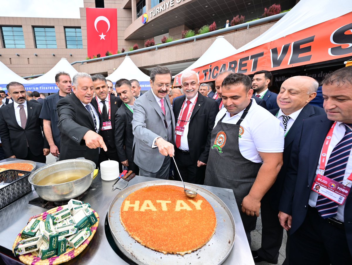 RHisarciklioglu's tweet photo. Bizim ürünümüz,
Bizim kültürümüz,
Bizim değerimiz  #CoğrafiİşaretliÜrünler 

TOBB ve Oda-Borsa camiası olarak coğrafi işaretli ürünler için yoğun çaba sarf ediyoruz.

TOBB 81. Genel Kurulumuz kapsamında, Birliğimizin bahçesinde kurulan coğrafi işaretli ve yöresel ürünlerimizin sergilendiği stantları ziyaret ettik.

Coğrafi işaretli ürünlerimize sahip çıkan Oda ve Borsalarımızı tebrik ediyorum. 👏

#TOBB81GenelKurul