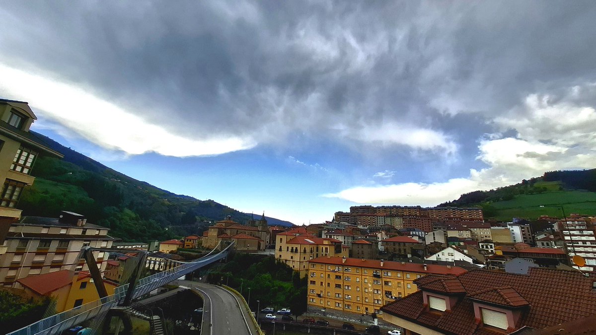 Nubes mammatus sobre Cangas del Narcea. #mammatus