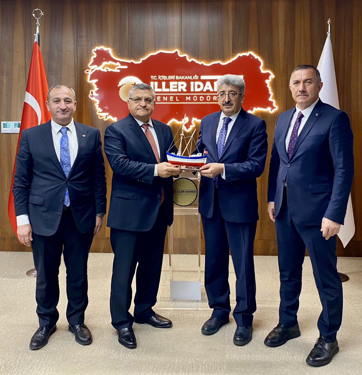 T.C. Sinop Valiliği (@tcsinopvaliligi) on Twitter photo 📂Ankara Ziyaret Günlüğü-2
📍İller İdaresi Genel Müdürlüğü
Valimiz Dr. <a href="/mustafaozarslnn/">Dr. Mustafa Özarslan</a> , AK Parti Sinop İl Başkanı Yakup Üçüncüoğlu ve Yönetim Kurulu Üyesi Seyit Ali Çetin ile birlikte;
İller İdaresi Genel Müdürü Mehmet Emin Bilmez’i ziyaret etti.
Gerçekleştirilen ziyarette; 📂Ankara Ziyaret Günlüğü-2
📍İller İdaresi Genel Müdürlüğü
Valimiz Dr. <a href="/mustafaozarslnn/">Dr. Mustafa Özarslan</a> , AK Parti Sinop İl Başkanı Yakup Üçüncüoğlu ve Yönetim Kurulu Üyesi Seyit Ali Çetin ile birlikte;
İller İdaresi Genel Müdürü Mehmet Emin Bilmez’i ziyaret etti.
Gerçekleştirilen ziyarette;