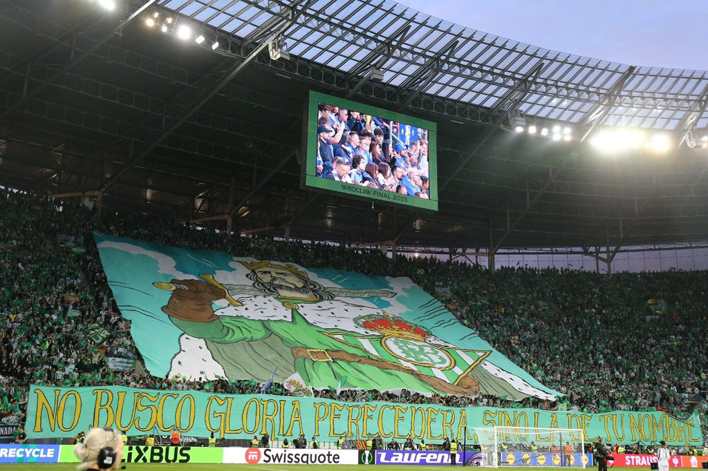 El sentimiento más puro y leal,traspasa lo conocido, alegría risas lloros abrazos,felices de lo vivido,de haberte acompañado,de cada preparativo cada pincelada,valió la pena.
Larga vida a los fanáticos del Betis y sus tifomaniacos💚