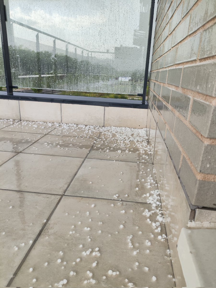 Ruuul27's tweet photo. @meteomostoles Desde Valladolid capital. 16 litros en el día de hoy y 10 en la última hora. De 32 grados a 17. Impresionantes las tormentas. https://t.co/IiBXO0vpB4
