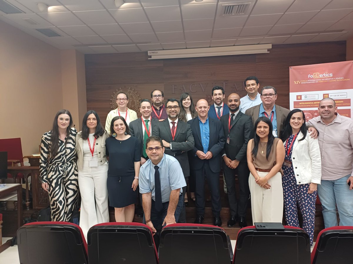 irenearenal's tweet photo. Otra edición de @foderticsusal que termina...y solo queda agradecer! Gracias a @febuma por mantener este congreso año tras año y por juntarnos a todos una vez más, gracias a ponentes, asistentes y a mi querido equipo de organización 🤍🤖🤍 hasta #fodertics15 https://t.co/8OsiqOgCjb