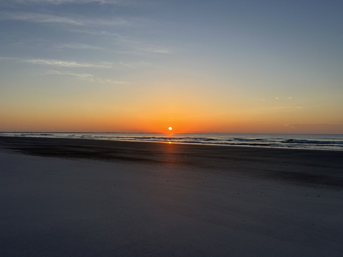 TaiyoTTV's tweet photo. Got to watch the sunrise on the beach this morning. Life is good, hope it stays this way. https://t.co/VAQqGvFi5H