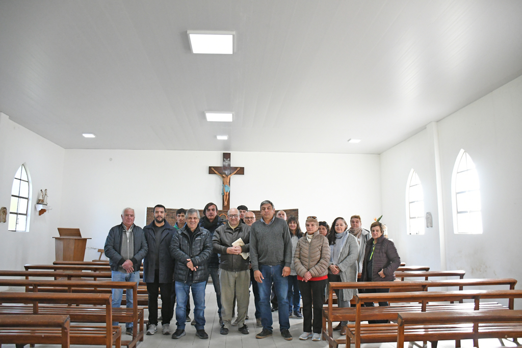 MuniChivilcoy's tweet photo. ✝️ Presentamos la renovación del techo de la capilla de Emilio Ayarza

👉🏻El intendente @BritosGuillermo  visitó la parroquia, junto al Padre Oscar y vecinos de la comunidad

🔍https://t.co/Zfy8vFvh3O https://t.co/HfoXhLbnbm