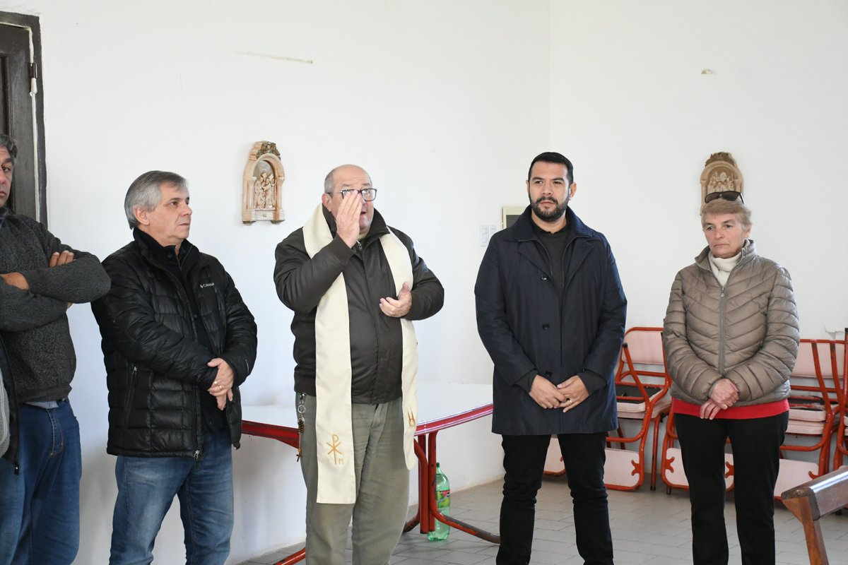 MuniChivilcoy's tweet photo. ✝️ Presentamos la renovación del techo de la capilla de Emilio Ayarza

👉🏻El intendente @BritosGuillermo  visitó la parroquia, junto al Padre Oscar y vecinos de la comunidad

🔍https://t.co/Zfy8vFvh3O https://t.co/HfoXhLbnbm