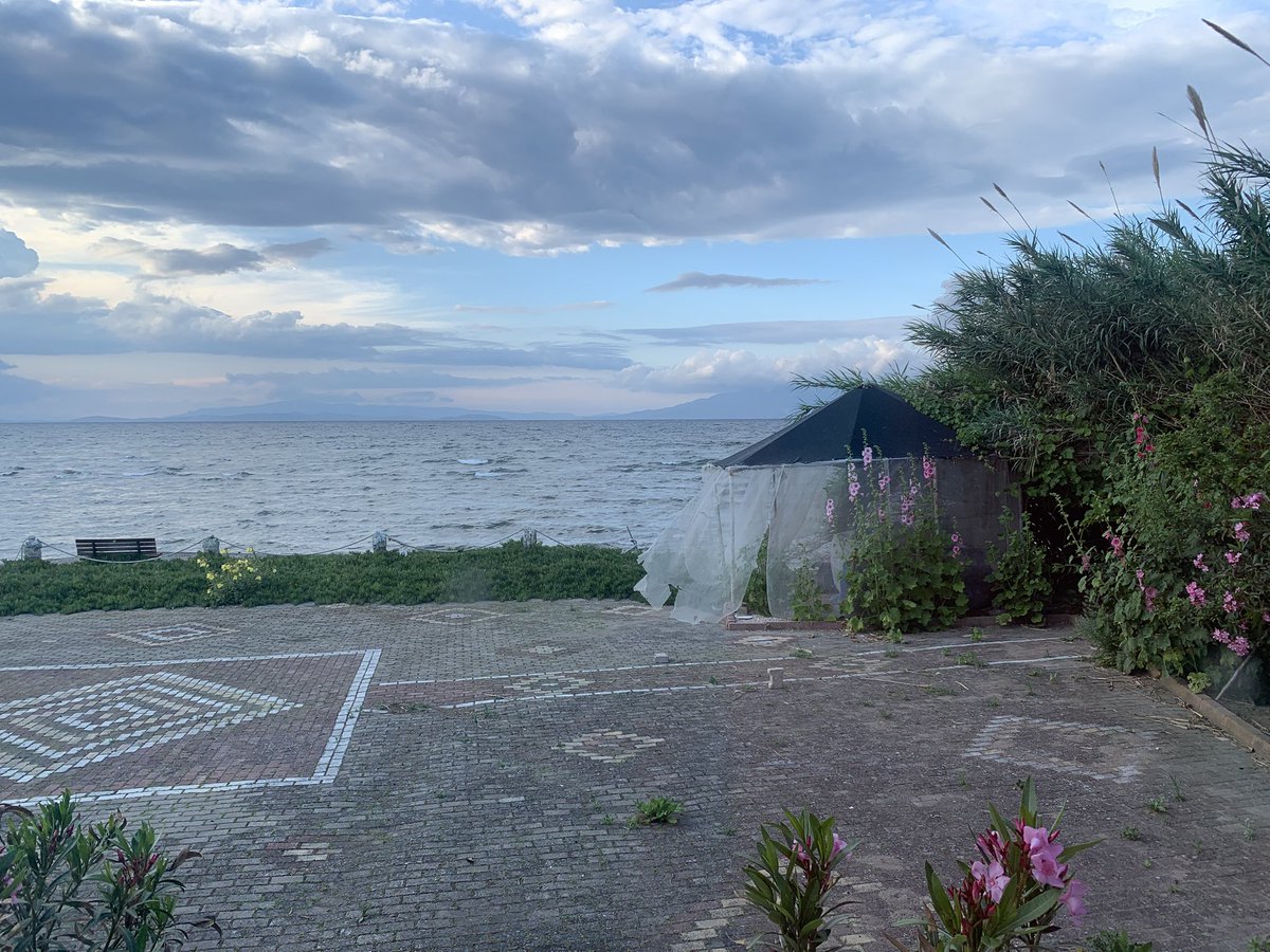 Bazen iyi niyetin de son kullanma tarihi bitiyor…

Huzurlu akşamlara

🌹🌙