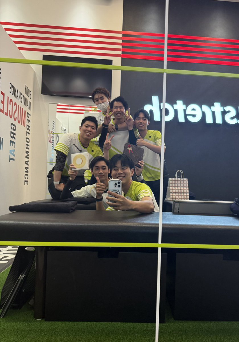 Ds_20daiki25's tweet photo. お疲れ様です！
共に森ノ宮を盛り上げた3人が今日で森ノ宮最後の出勤になりました😢
翌月からは別店舗に配属になりますが一緒に働けて本当に良かった！
別店舗に行っても3人ならきっと大丈夫だと思います！
また絶対集まろう‼️
＃これから化ける期待の星
＃ピースぐちゃぐちゃ https://t.co/YejZLRW2X4
