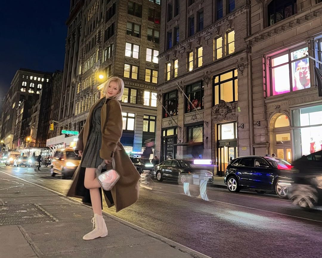 The evening breeze with the sparkling city lights brought serene to my mind while I savored the rumble of the conveyances passing along the streets.  𑄹  ˙  ͏Hopefully Monstiez were not worried about my clothes, I guarantee you that I won't catch a cold, 약속하다! ° ♥︎᤻ᜓ