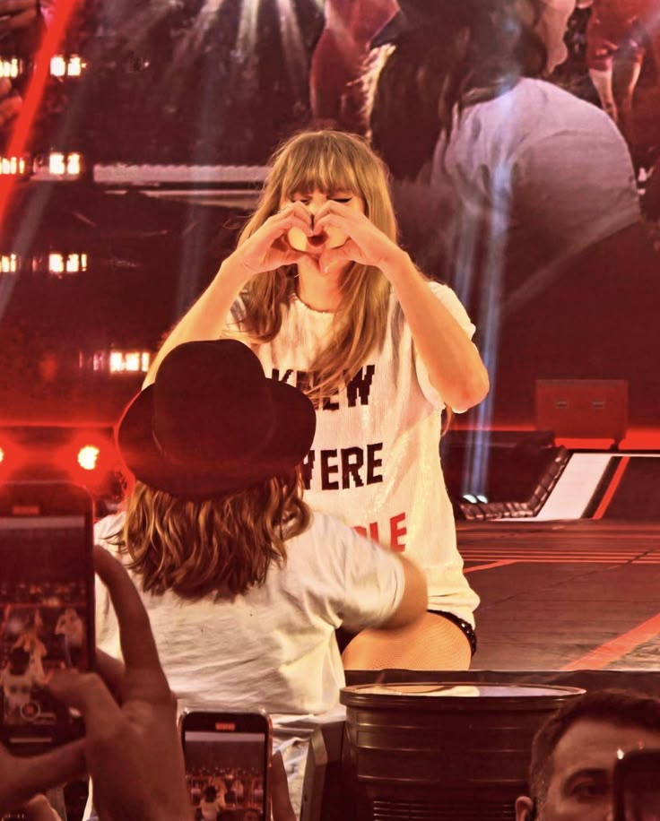 Taylor Swift Argentina (@tayupdatesarg) on Twitter photo 💌 | "Me emociona mucho compartir esto con mis fans, porque ustedes han estado conmigo en cada paso de este viaje. Ustedes celebraron, se enojaron, se frustraron, me defendieron, me impulsaron a seguir."
– Taylor en su carta. 🥹🫶🏻 💌 | "Me emociona mucho compartir esto con mis fans, porque ustedes han estado conmigo en cada paso de este viaje. Ustedes celebraron, se enojaron, se frustraron, me defendieron, me impulsaron a seguir."
– Taylor en su carta. 🥹🫶🏻