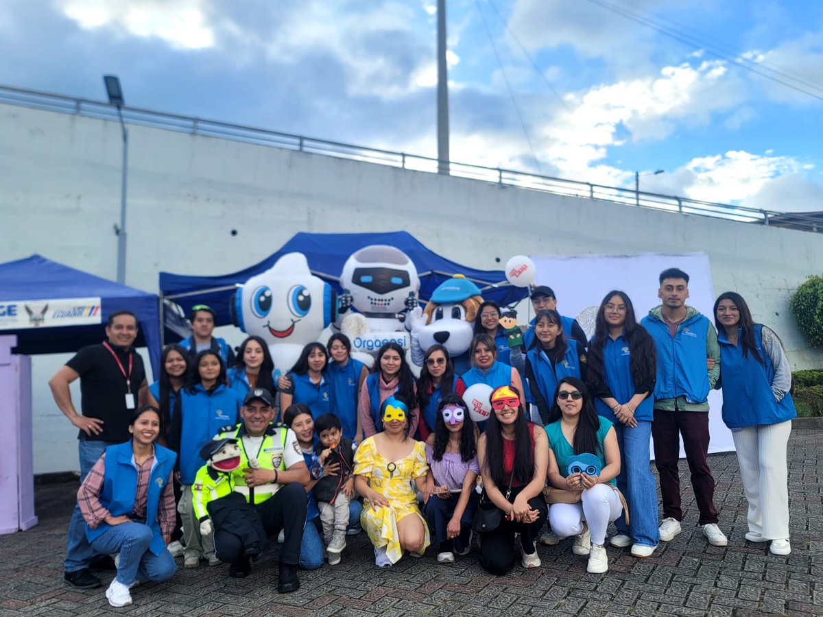 ECU911Machala1's tweet photo. En los exteriores del Centro Local #ECU911 Loja, se llevó a cabo una Feria Ciudadana Infantil por el día del niño.

Los asistentes participaron de una jornada lúdica, en la que pudieron conocer los servicios de las instituciones articuladas de respuesta inmediata, así como el buen uso de la línea única para emergencias junto a #Ecutrón.

#UCOT, @BomberosLoja, @sportmancarloja, entre otras entidades, participaron del evento.