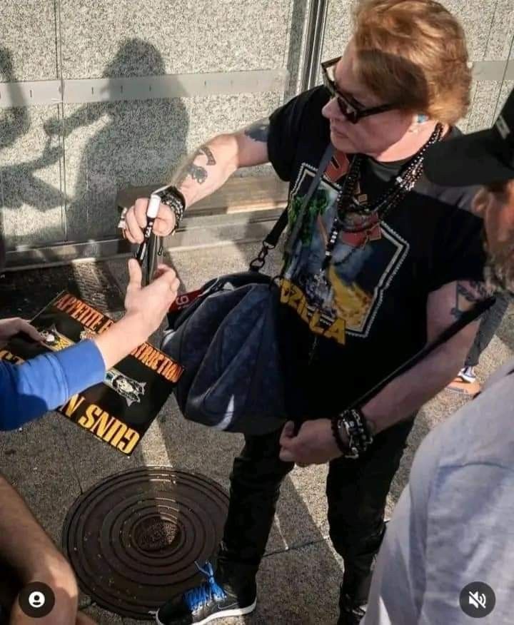 daily axl being hot (@axlbeinghot) on Twitter photo 