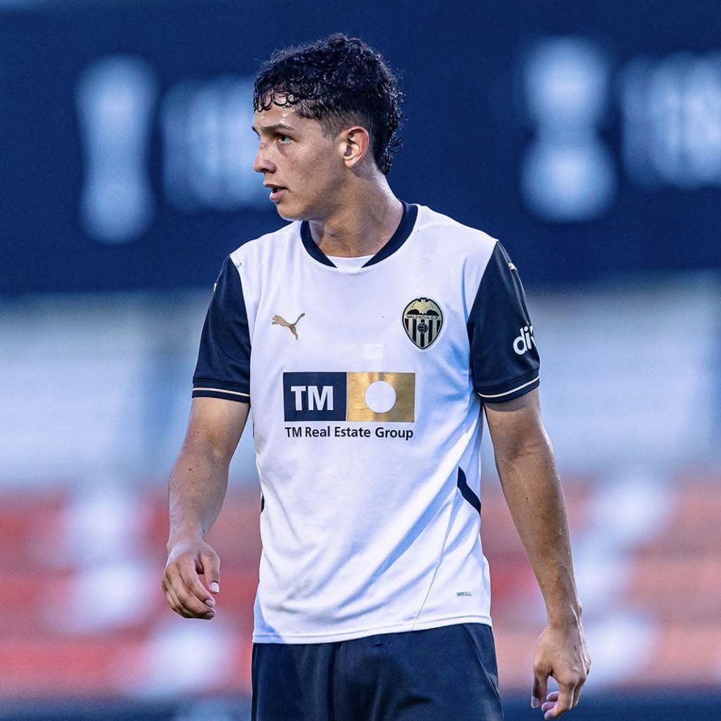 Como les cuesta a algunos, dejarse $400.000 y un 35% la ficha es un buen negocio pensado en una futura venta a otro equipo, si ya es seguido por otros clubes, en el primer equipo tendrá muchas más posibilidades de salir y ganar más de esos $350.000 qué faltarían. 🇱🇻