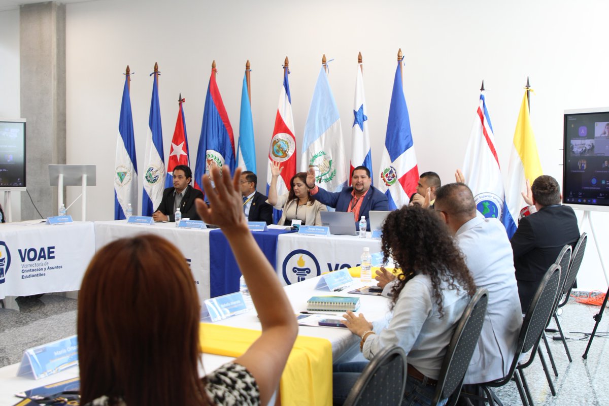 SGCSUCA's tweet image. En instalaciones de la @UNAHoficial  se desarrolló la LIII Sesión Ordinaria del Consejo Regional de Vida Estudiantil -CONREVE-, celebrada en modalidad semipresencial. 
👉Leer nota completa: csuca.org/es/liii-sesion…