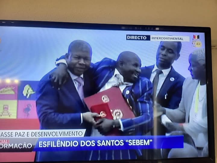 periclesff's tweet photo. Isso é muito triste yeah, demostra mesmo a forma como o governo trata o povo, sempre como submissos, os que devem ser gratos por serem notados. Eu que tenho problemas é que tenho de me levantar, porque o senhor presidente não pode se agachar para se adaptar a minha condição! https://t.co/JmDvpEDp45
