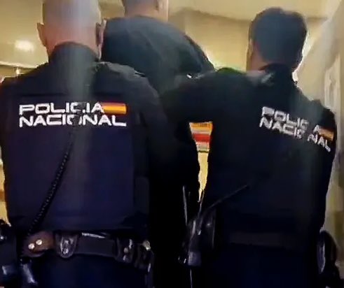 herqles_es's tweet photo. 🇪🇸 | Un marroquí de 31 años que trabajaba como educador de un centro de menores, condenado a seis años de cárcel por violar a una chica de 15 años tutelada en Murcia en 2021. https://t.co/ULVd4UJ5Ui