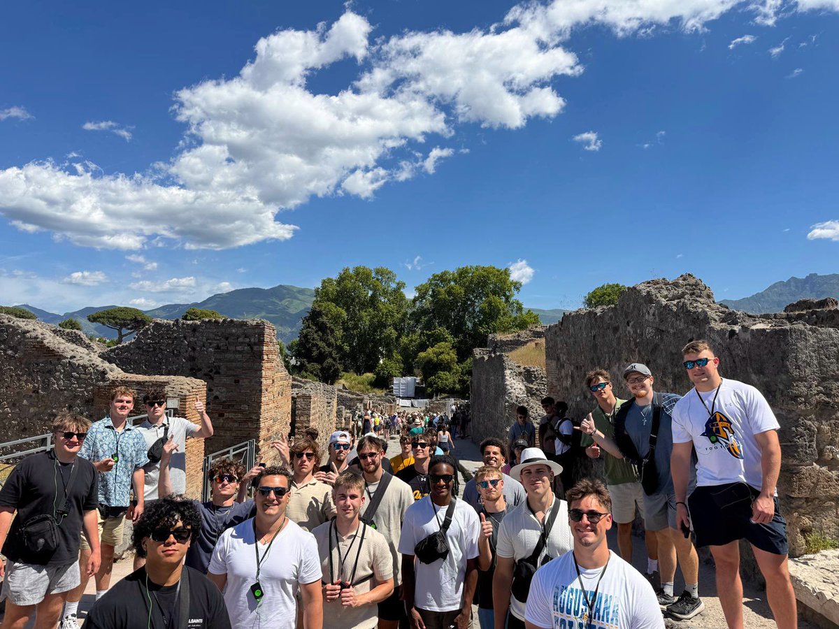 AugieILfootball's tweet photo. Getting closer to GAMEDAY!!! And the crew is now in Italy.
Pompeii 🌋 ✅ 
Sorrento 🌅✅
#theAUGIEway https://t.co/jQF32NPBp0