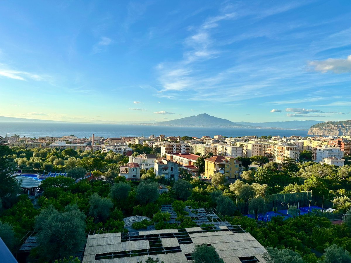 Getting closer to GAMEDAY!!! And the crew is now in Italy.
Pompeii 🌋 ✅ 
Sorrento 🌅✅
#theAUGIEway