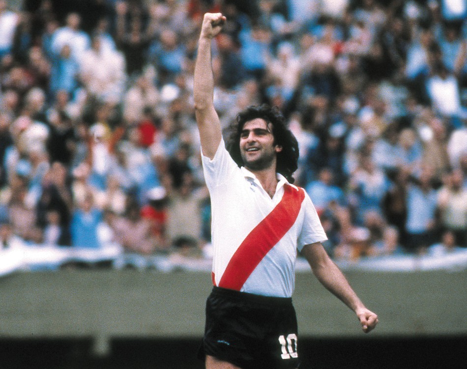 Mí humilde opinión anti-nenazo es q el regreso más impactante de la historia fue el de Kempes en 1981. 26 años, en plenitud, idolatrado por un país, y a 2 años y medio de ser Campeón, goleador y mvp del Mundial 78. Pero claro, fue en aquella otra vida antes de las redes sociales.