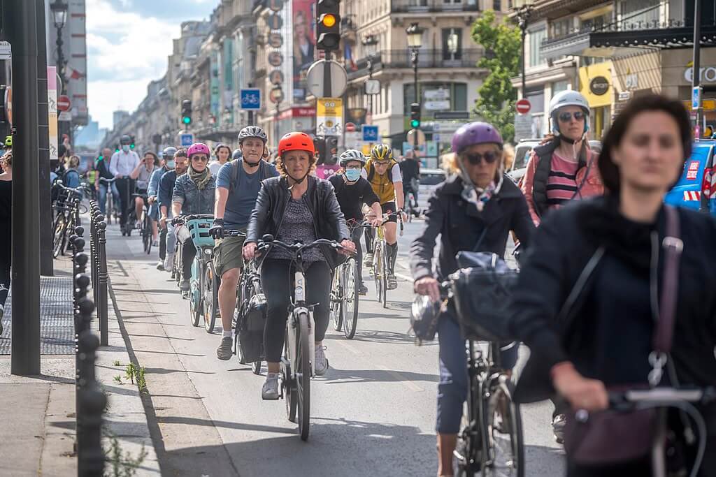 París invierte💲en ciclismo urbano y reduce la contaminación a la mitad: bajando los niveles de dióxido de nitrógeno y partículas finas -dos de los contaminantes más perjudiciales para la salud humana- se redujeron drásticamente en un 50% y un 55% 🚲🫶momentummag.com/paris-proves-t…