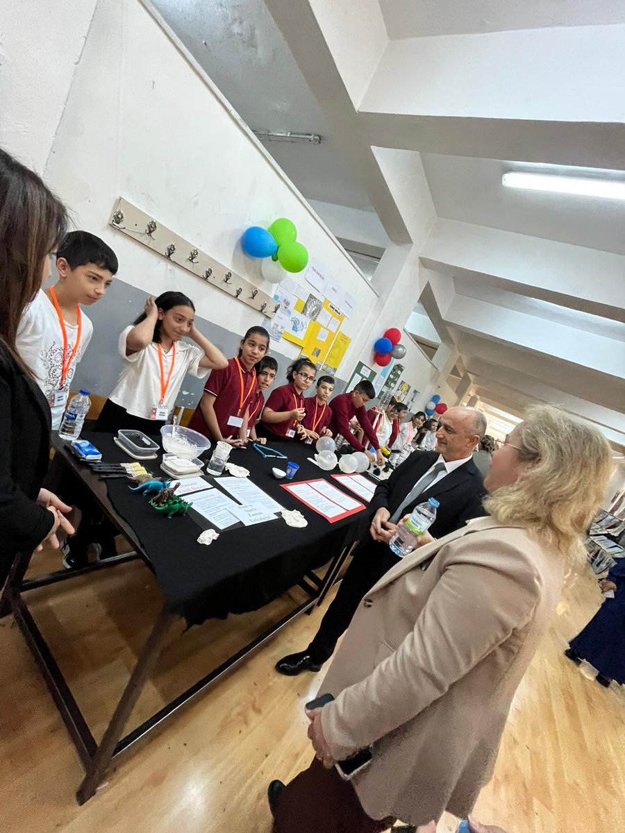 Şube Mdr. Sn.Dr. Ayşegül Çağlar, Şehit İlker Aydın Ortaokulu’nda düzenlenen “Bilim, Kültür ve Sanat” sergisine katıldı.Öğrencilerin hazırladığı projeler, sanatsal çalışmalar ve kültürel etkinlikler ziyaretçilerden ilgi gördü. Emeği geçenlere  teşekkür ederiz.