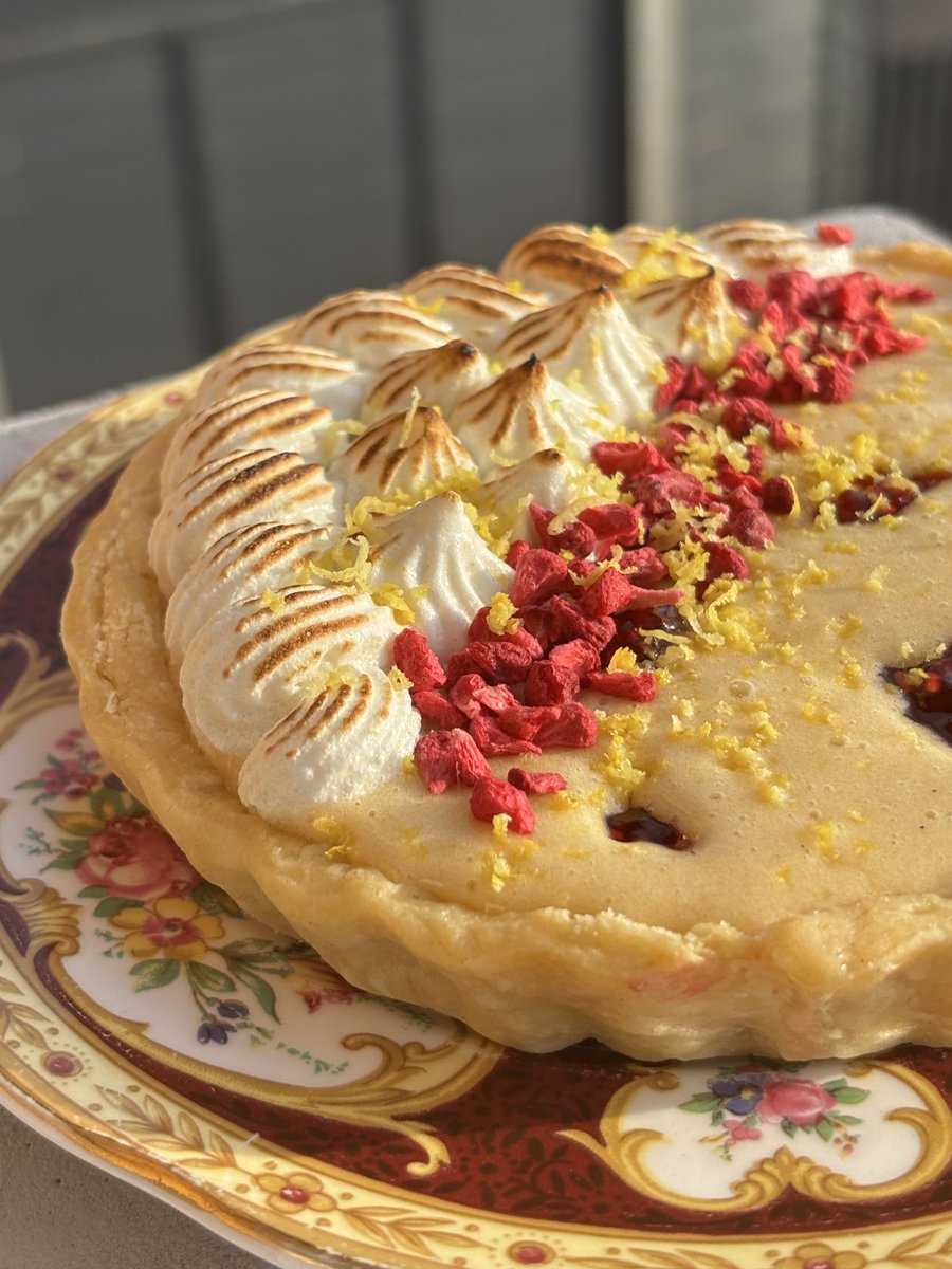 bakingenjoyer's tweet image. lemon and raspberry tarts with toasted vanilla bean meringue 💗