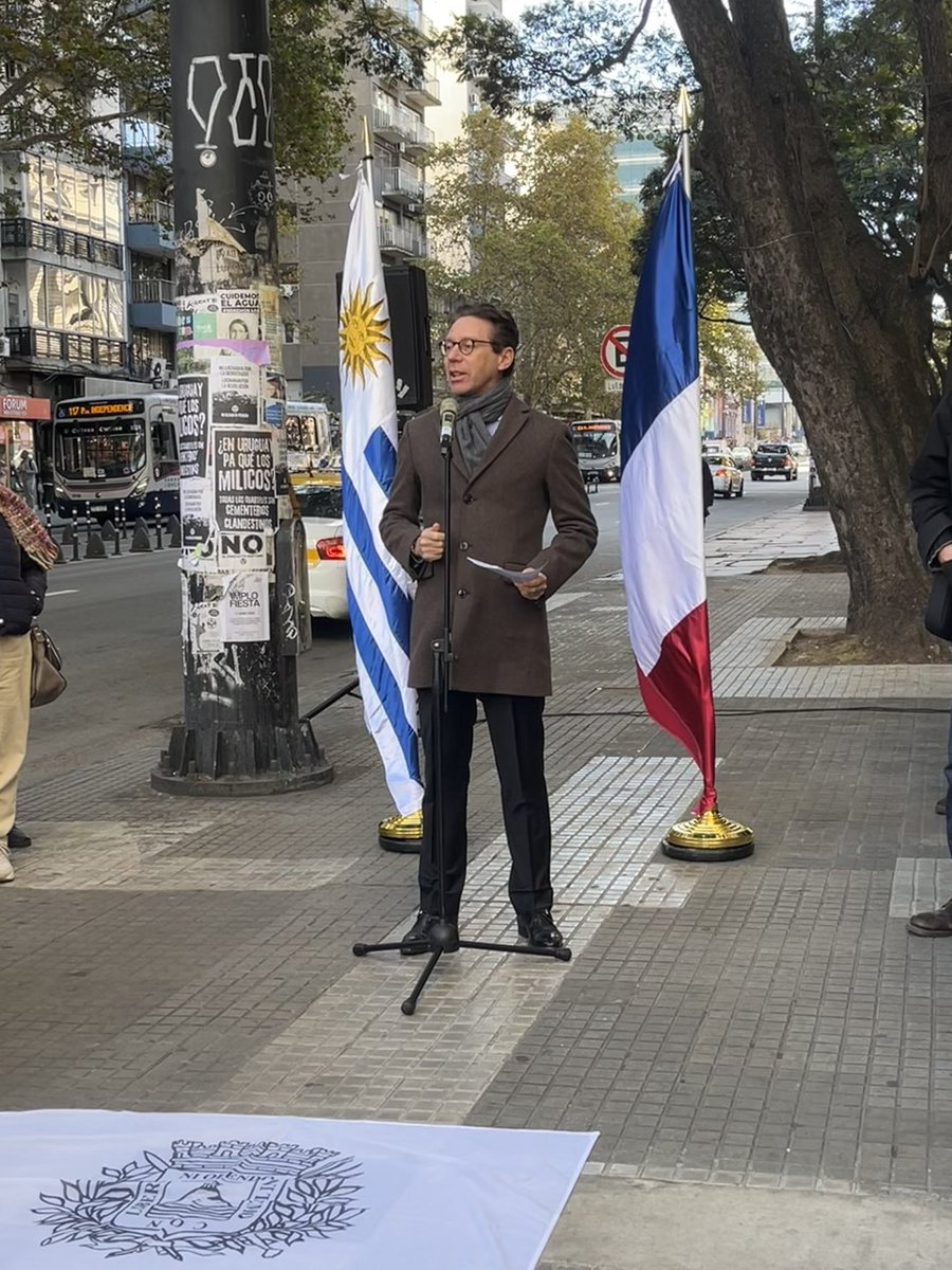 La France en Uruguay🇫🇷 (@franceenuruguay) on Twitter photo El embajador <a href="/SeytreJP/">Seytre Jean-Paul 🇨🇵🇪🇺🇺🇾</a> participó en la inauguración, por initiativa de <a href="/montevideoIM/">Intendencia de MVD</a> y la asociación Dónde Están, de una placa en la facultad de artes <a href="/Udelaruy/">Universidad de la República</a> (ex sede Liceo Francés) en homenaje a la solidaridad del pueblo🇫🇷 con los refugiados 🇺🇾 en Francia durante la dictadura El embajador <a href="/SeytreJP/">Seytre Jean-Paul 🇨🇵🇪🇺🇺🇾</a> participó en la inauguración, por initiativa de <a href="/montevideoIM/">Intendencia de MVD</a> y la asociación Dónde Están, de una placa en la facultad de artes <a href="/Udelaruy/">Universidad de la República</a> (ex sede Liceo Francés) en homenaje a la solidaridad del pueblo🇫🇷 con los refugiados 🇺🇾 en Francia durante la dictadura