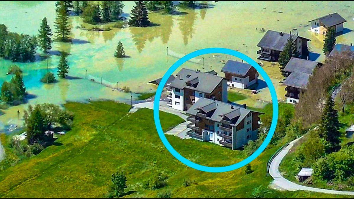 EUFreeCitizen's tweet image. 🇨🇭#Switzerland #blatten #debrisflow #landslide
Update 30.05.2025
The remaining houses are being flooded by the Lonza River.
🎞️ nau.ch
📷 The water level of the lake has risen since Thursday: the proof in pictures.
These two houses were on the lake’s edge Thursday…
