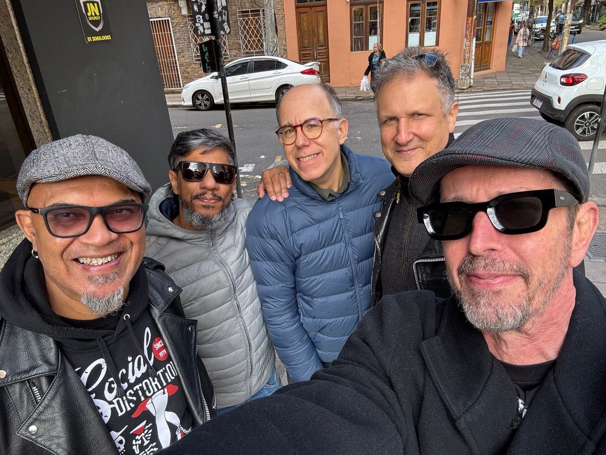 Plebeus a postos para o show de hoje em Porto Alegre no <a href="/baropiniao/">Bar Opinião</a> !! Na foto com <a href="/militaoricardo/">Militao Ricardo</a> , da banda 69, surgida em Brasília em 1981!