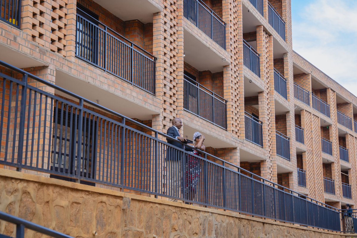 City of Kigali (@cityofkigali) on Twitter photo Kuri uyu wa Gatanu, abanyamakuru b’ibitangazamakuru bitandukanye basuye imishinga inyuranye igamije gushakira umuti ikibazo cy’amacumbi muri #KigaliYacu.
Twasuye umushinga wa Mpazi ugamije gutuza neza abari batuye mu buryo budatunganyije mu Murenge wa Gitega muri <a href="/Nyarugenge/">Nyarugenge District</a>. Kuri uyu wa Gatanu, abanyamakuru b’ibitangazamakuru bitandukanye basuye imishinga inyuranye igamije gushakira umuti ikibazo cy’amacumbi muri #KigaliYacu.
Twasuye umushinga wa Mpazi ugamije gutuza neza abari batuye mu buryo budatunganyije mu Murenge wa Gitega muri <a href="/Nyarugenge/">Nyarugenge District</a>.
