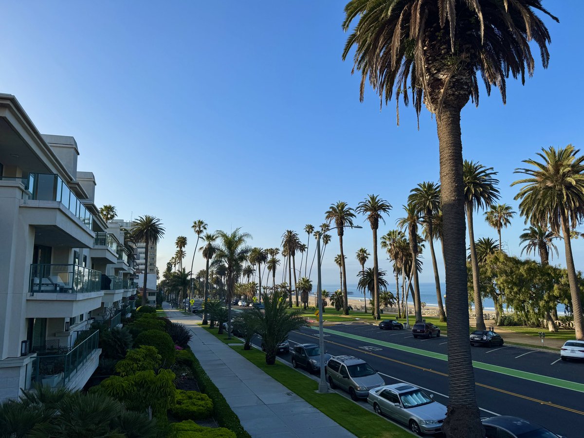 Santa Monica Weather:

✅ High of 80° 
✅ Sunny 

✅ Photo taken at 7am 
 
🌴🎡🏄🏾‍♀️ 🇺🇦 

#California #cawx #beachlife