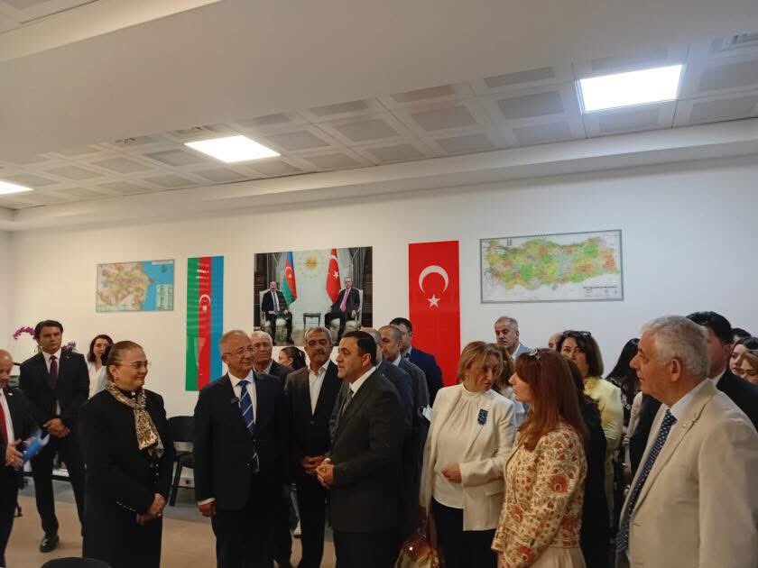 Nihat Büyükbaş (@nihatbuyukbas) on Twitter photo Dünyada başka iki ülke arasında olmayan yüksek düzeyde eğitim ilişkilerimizin olduğu <a href="/AzerbaijanMFA/">MFA Azerbaijan 🇦🇿</a> Kültür Müşavirliği, Türkiye’de ilk kez @Gazi_Universitesinde “Azerbaycan Dili Öğretim Merkezi” açtı.
Azerbaycan Kültür Bakan Yardımcısı, Gazi Üniversitesi Rektörü, Azerbaycan Dünyada başka iki ülke arasında olmayan yüksek düzeyde eğitim ilişkilerimizin olduğu <a href="/AzerbaijanMFA/">MFA Azerbaijan 🇦🇿</a> Kültür Müşavirliği, Türkiye’de ilk kez @Gazi_Universitesinde “Azerbaycan Dili Öğretim Merkezi” açtı.
Azerbaycan Kültür Bakan Yardımcısı, Gazi Üniversitesi Rektörü, Azerbaycan