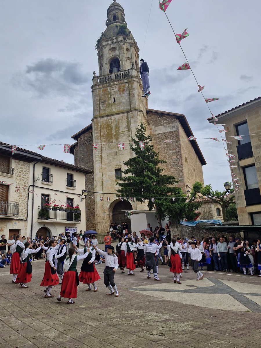AcoaAke's tweet photo. 🎇 Andresinen jaitsierarekin hasi dira #Urbisu|ko #kontzeju|ko jaiak
🎆 Arranque de las fiestas del #concejo de #Orbiso con la bajada del Andresín
@ACampezo @MontanAlavesa #Araba #Alava https://t.co/8dZ2lWOnOo