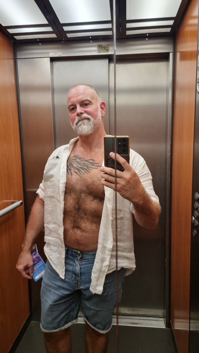 Jimmy_France70's tweet photo. Come to your top daddy photographer.
#gayspain #gaymadrid #chueca #top #hairychest #cuddle #muscledaddy #musclebear
Comment to tell me where to go...
I like El 12...
Do you know people i had to meet for.shooting ? tag them in comment.
#like #dm4collab #repost #rt #comment https://t.co/kX3REognak