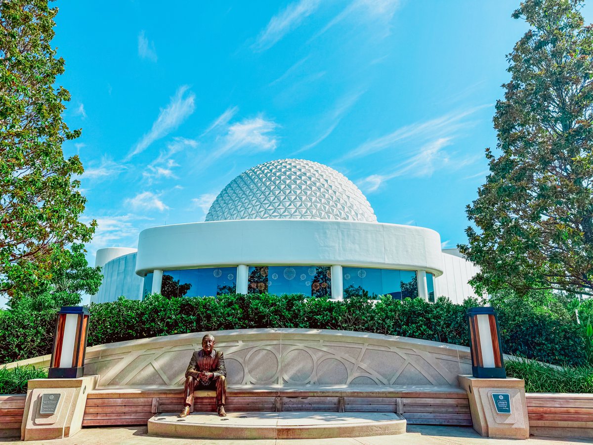 DSNYNewscast's tweet photo. 👀 FIRST LOOK at GEO-82 🌐 Opening June 4, 2025! (THREAD)
This brand-new lounge at EPCOT is inspired by the iconic architecture of Spaceship Earth. It's "elevated" experience both figuratively and literally! The 180 degree panoramic view is stunning! #EPCOT #GEO82 https://t.co/5GqG0MRHDn