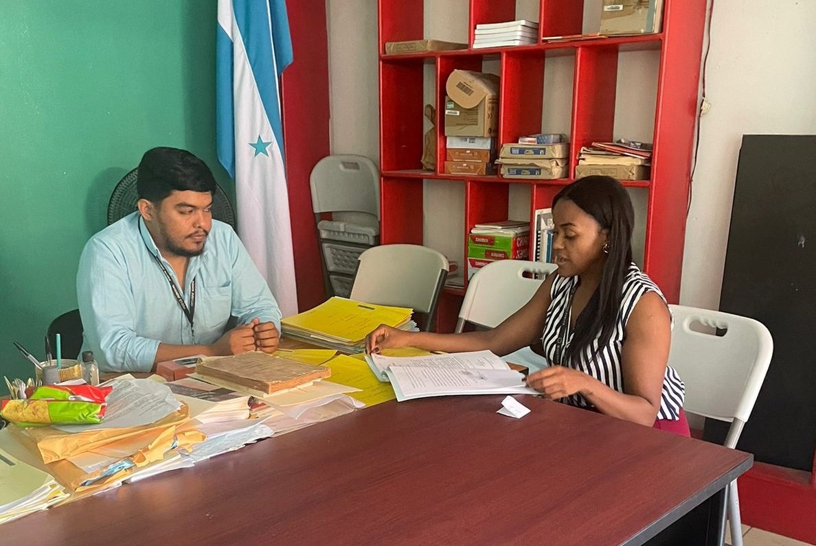 #OperaciónNacionalV Fiscalía de Roatán inspeccionó el Juzgado de Paz de José Santos Guardiola, verificando 29 expedientes de violencia doméstica y 25 por faltas