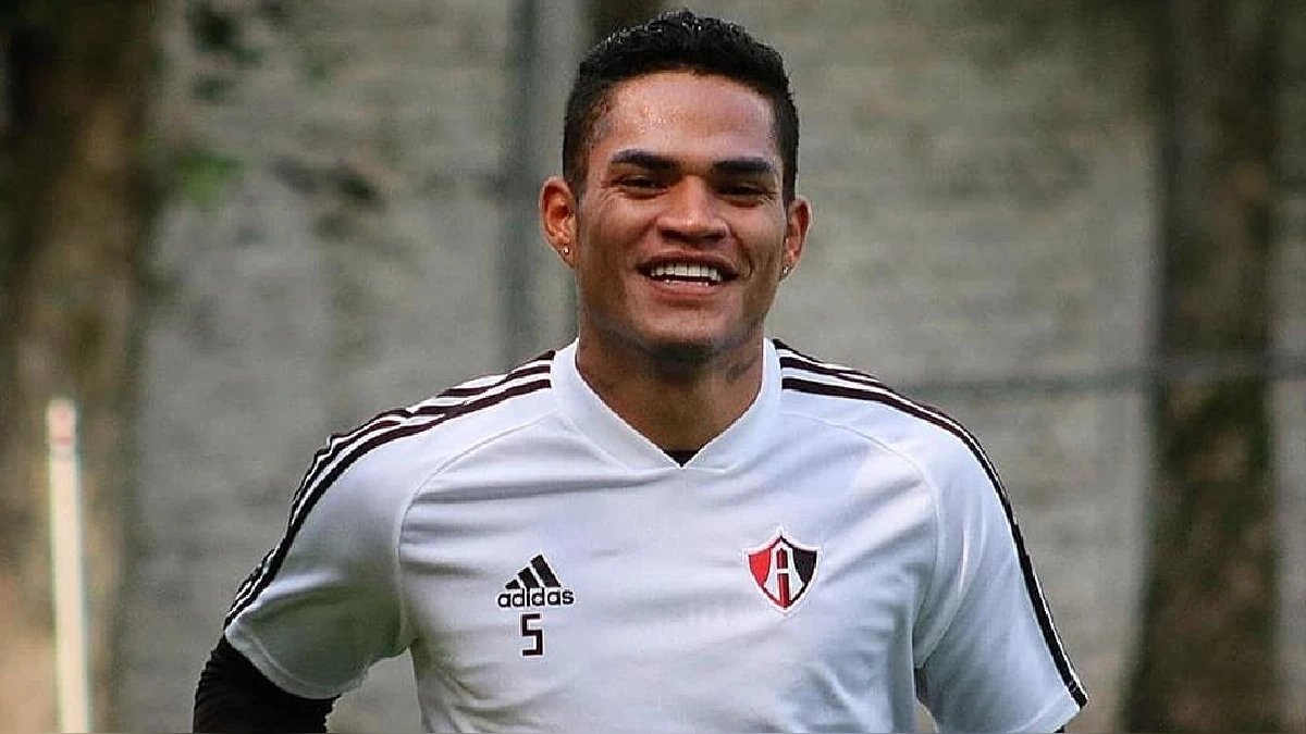 italocvillafue2's tweet image. Qué irónico que Sporting Cristal le pregunte a Santos Laguna si Anderson Santamaría es un jugador problemático cuando tiene a Martín Távara, quien tiene una denuncia por violencia doméstica y faltaba a los entrenamientos por estar con resaca. En fin.