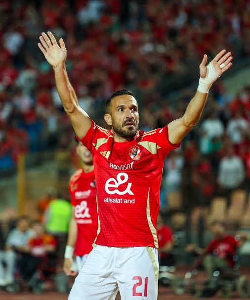 محترفين كُثر مروا على الكرة المصرية
لكن مثل علي معلول لن يتكرر كثيراً
مؤثراً داخل الملعب .. وخارجه
لوحة العاشقين لا تكتب الرحيل يا علي .. بل ترسخك في أذهاننا أسطورة لا تتكرر كثيراً

شكراً علي معلول .. سنفتقدك جميعاً لكننا سنظل نحبك ونذكر أيامك ♥️