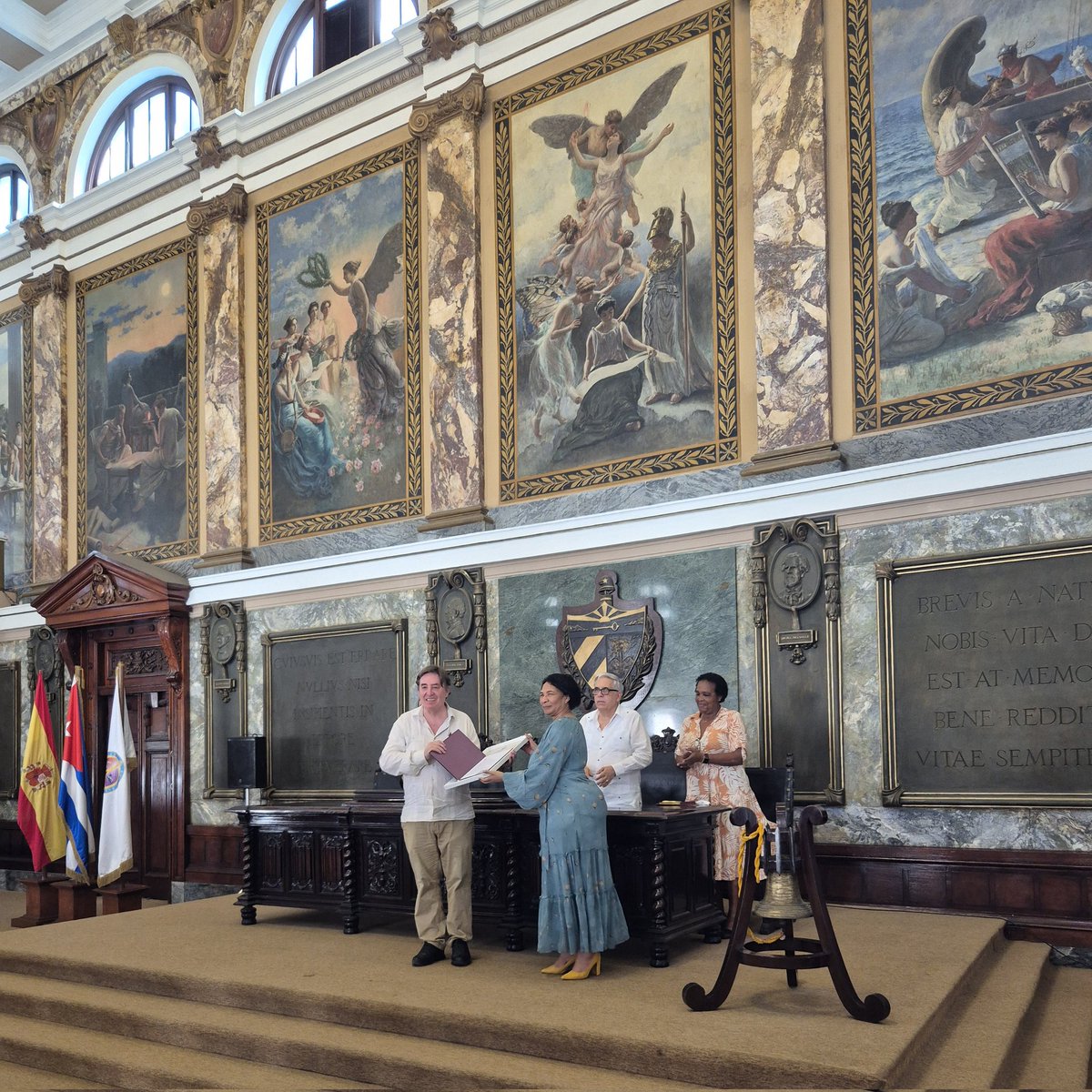 Felix Garcia Lausin (@fglausin) on Twitter photo Emotiva ceremonia de nombramiento de Luis García Montero como Doctor Honoris Causa de la Universidad de la Habana. <a href="/UHabana/">Universidad_Habana</a> <a href="/InstCervantes/">Instituto Cervantes</a> Emotiva ceremonia de nombramiento de Luis García Montero como Doctor Honoris Causa de la Universidad de la Habana. <a href="/UHabana/">Universidad_Habana</a> <a href="/InstCervantes/">Instituto Cervantes</a>