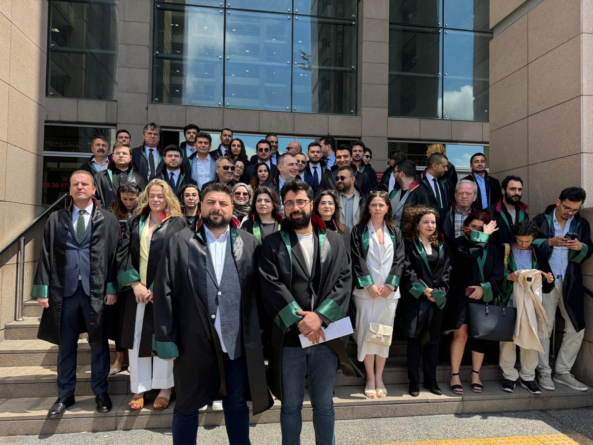 İBB Başkanı Ekrem İmamoğlu ve belediye çalışanlarına, yargı eliyle gerçekleştirilen operasyonlarda müdafiilik yapan avukatların gerçekleştirdiği basın açıklamasına katıldık. 

Hukuka aykırı soruşturma süreçleri, yargı eliyle darbe girişimlerine son verilmelidir!