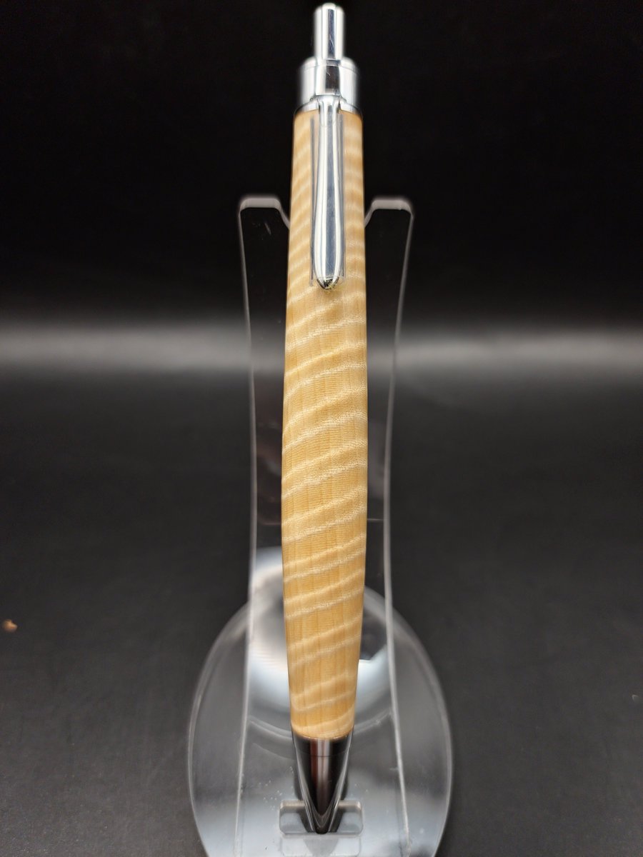 【フォロワー10000人超えるまで毎週プレゼント企画】

第17弾です

今回は"もはや絹/トチ"を使ったペンです！

応募条件です

・6/2(〜23:59)まで
・リツイート&amp;フォロー
(必須ではありませんが是非インスタもフォローお願いします)
・当選後、住所・氏名・郵便番号を開示可能な方