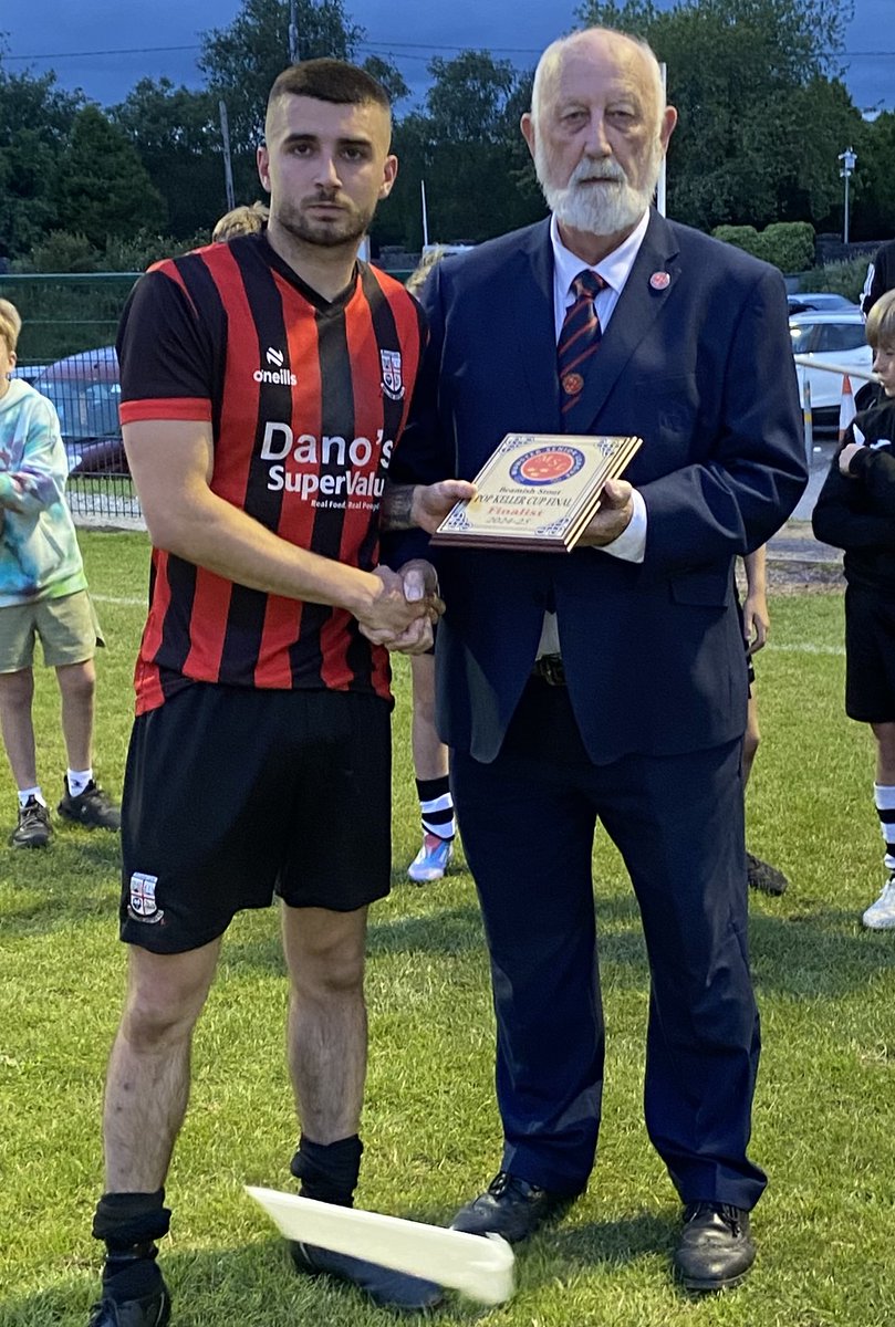 Congratulations to Lakewood Ath, who have won the Pop Keller Cup, after they defeated Mallow Utd 2-0 at St. Mary's Park tonight

Lakewood Ath Captain Lee Kelly Obi receives the Pop Keller Cup from Sean O'Sullivan, Munster Senior League