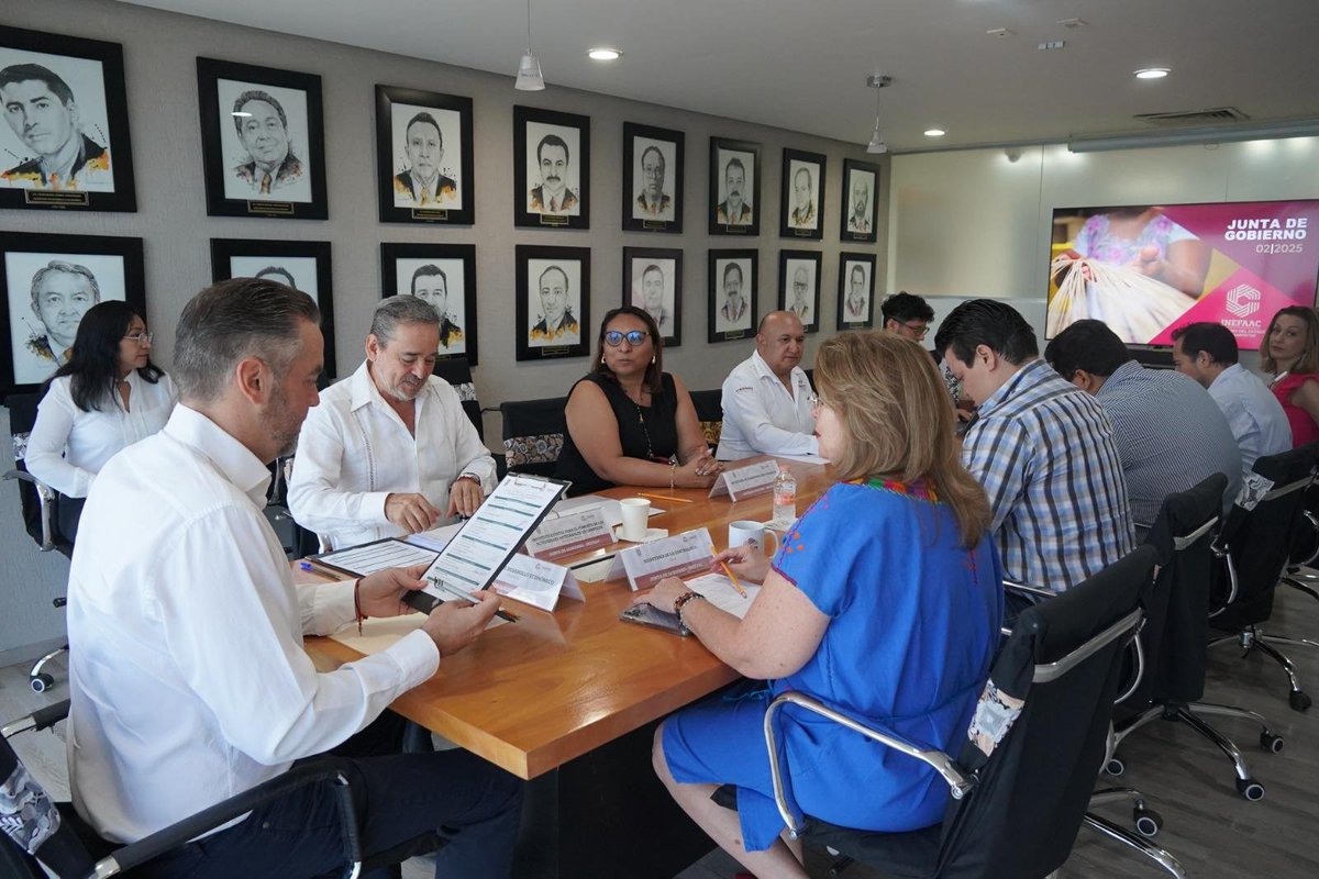 JLavalleMaury's tweet photo. LLevamos a cabo la junta de gobierno con #INEFAAC para dar seguimiento a las acciones que fortalecen la competitividad comercial y talento de nuestras personas artesanas.
Gracias a tod@s por su compromiso y por seguir impulsando lo #HechoEnCampeche. #GobiernoDeTodos https://t.co/FktYHj81eW