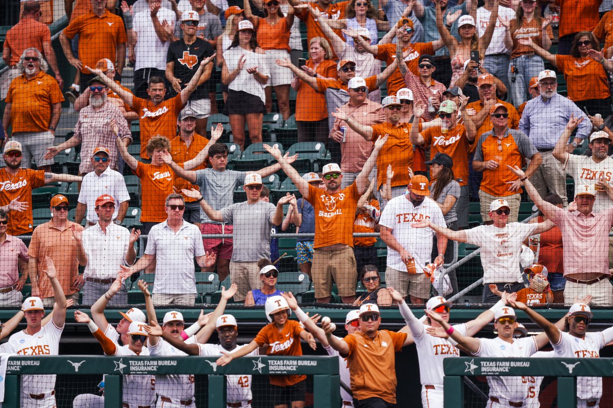 TexasBaseball's tweet photo. Longhorn nation, y'all are the best 🤘

#HookEm | @TexasLonghorns https://t.co/SVGNdLL3ey