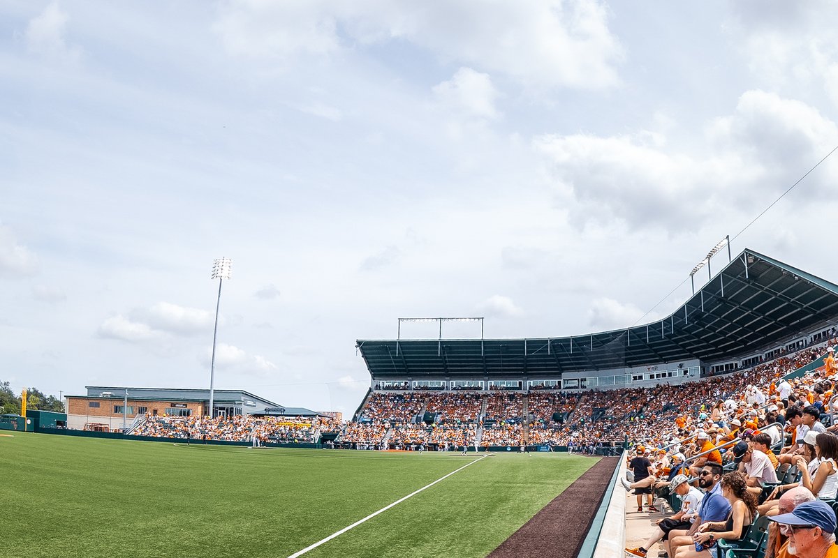 TexasBaseball's tweet photo. Longhorn nation, y'all are the best 🤘

#HookEm | @TexasLonghorns https://t.co/SVGNdLL3ey