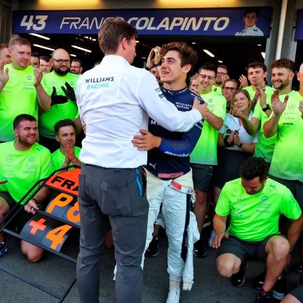 ColapintoFiles's tweet photo. James Vowles defendió a Franco Colapinto 💪🏼💙

“Con Carlos, un piloto de clase mundial, que viene acá y le cuesta tomar ritmo en el coche, y Colapinto se incorporó a mitad de temporada, tuvo carreras muy buenas y otras que le llevaron más tiempo.

Creo que lo que les pido a todos, ya sea a Franco o a los demás, es que LES DEN TIEMPO. Adaptarse al coche lleva tiempo.”

[ 📰 Motorsport ]