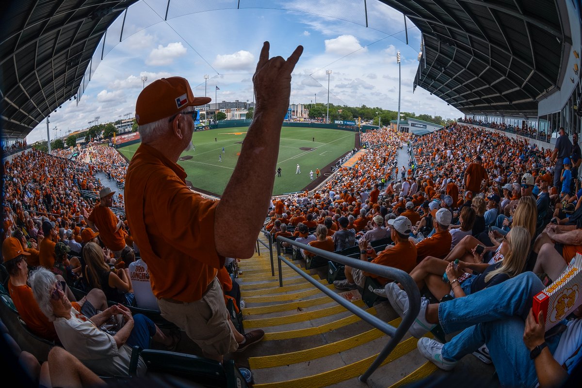 TexasBaseball's tweet photo. Longhorn nation, y'all are the best 🤘

#HookEm | @TexasLonghorns https://t.co/SVGNdLL3ey