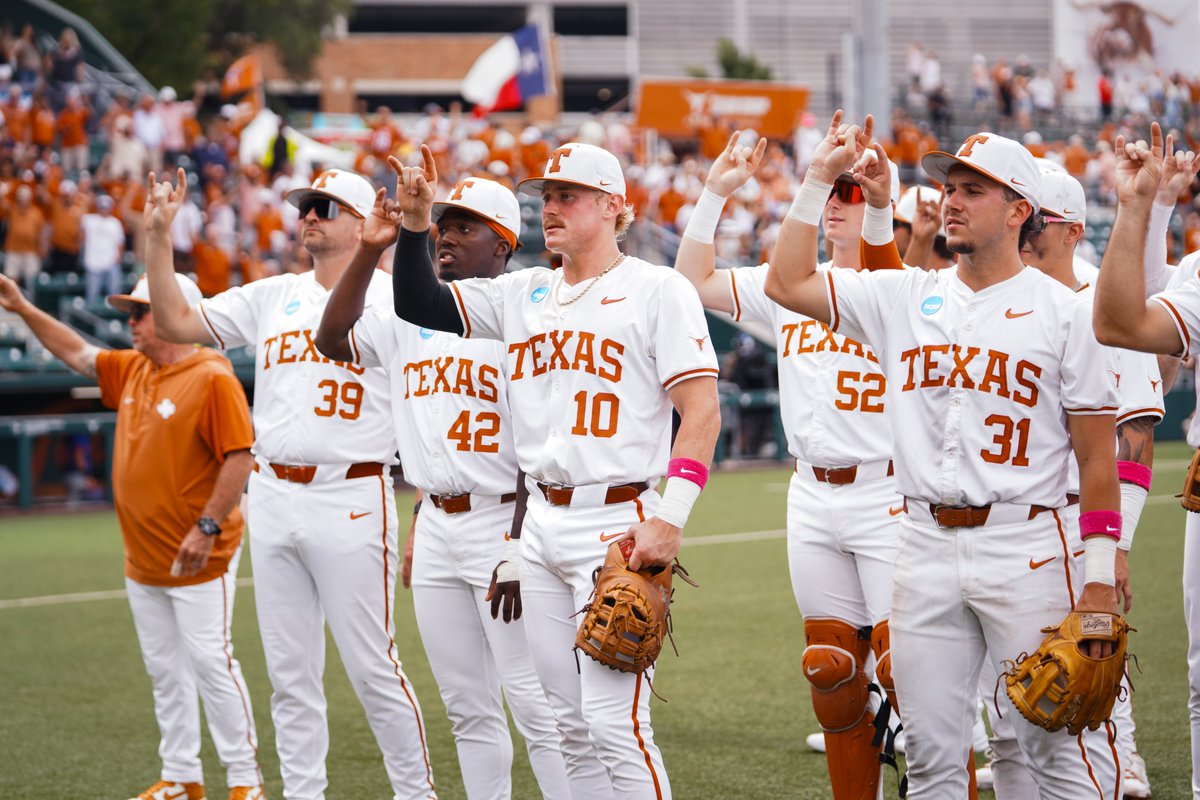 TexasBaseball's tweet photo. Longhorn nation, y'all are the best 🤘

#HookEm | @TexasLonghorns https://t.co/SVGNdLL3ey