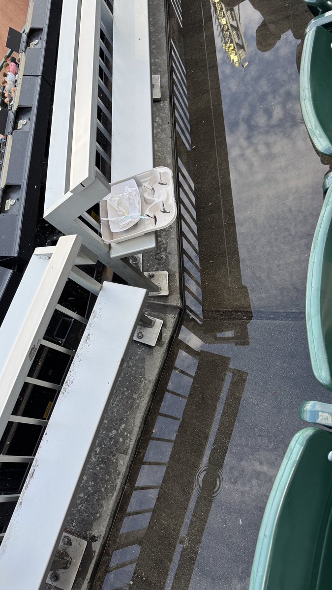 bea_grossman's tweet photo. @Braves Section 212 seats are flooded.  Drain clogged.  Please help.  Sold out game, and can’t use seats.  Thank you. https://t.co/49LOlOM8S2
