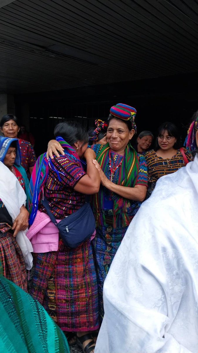 ✊🏾 ¡Mujeres Achi' celebran sentencia!

Antonia Valey y Paulina Ixpatá, dos mujeres Achí sobrevivientes de violencia sexual, festejan fuera de Torre de Tribunales la sentencia de 40 años de prisión para los tres expatrulleros de Autodefensa Civil que en los años 80 perpetraron